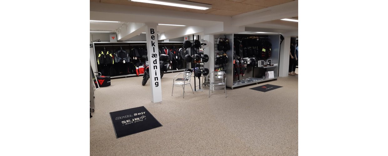 I vores beklædningsafdeling finder du et stort udvalg af kvalitetsbrandet DAINESE<br>